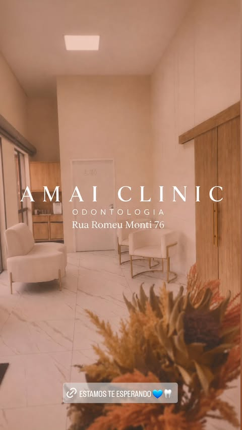 Recepção da AMAI Clinic, com poltronas claras, piso de mármore e detalhes em madeira